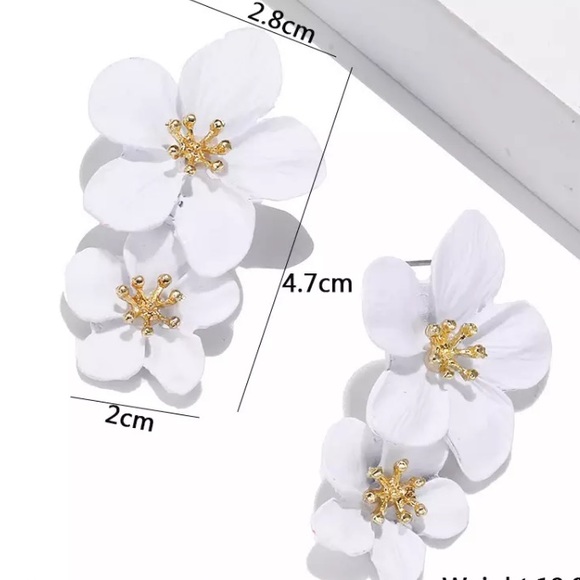 Gorgeous Big White Flower Earrings Drop - Picture 2 of 3